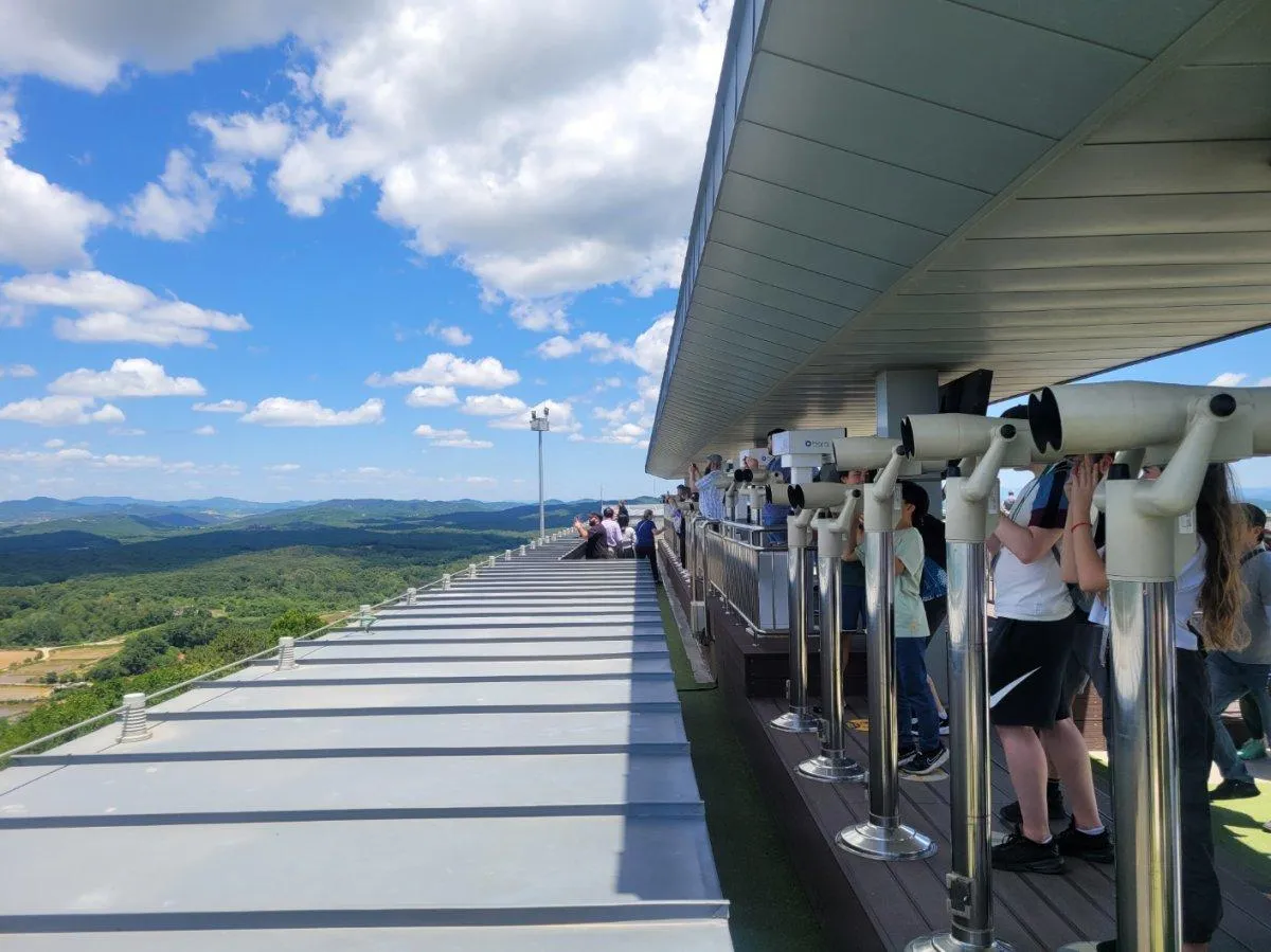 Observation deck and border view at Dora Observatory