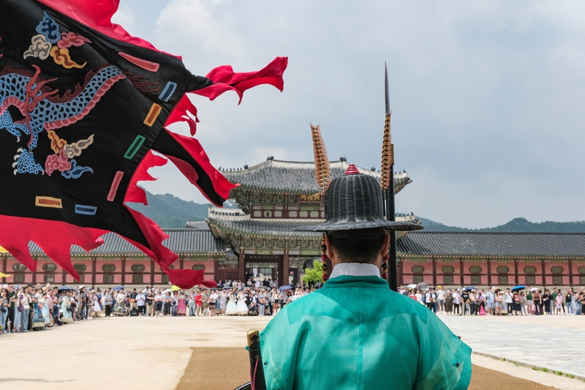 Royal guard holding the dragon banner during the changing of the guard ceremony at Gwanghwamun, Gyeongbokgung Palace