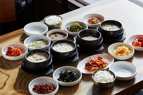 Menú tradicional de soja Jangdan de Paju con estofados de tofu suave, arroz y guarniciones coreanas