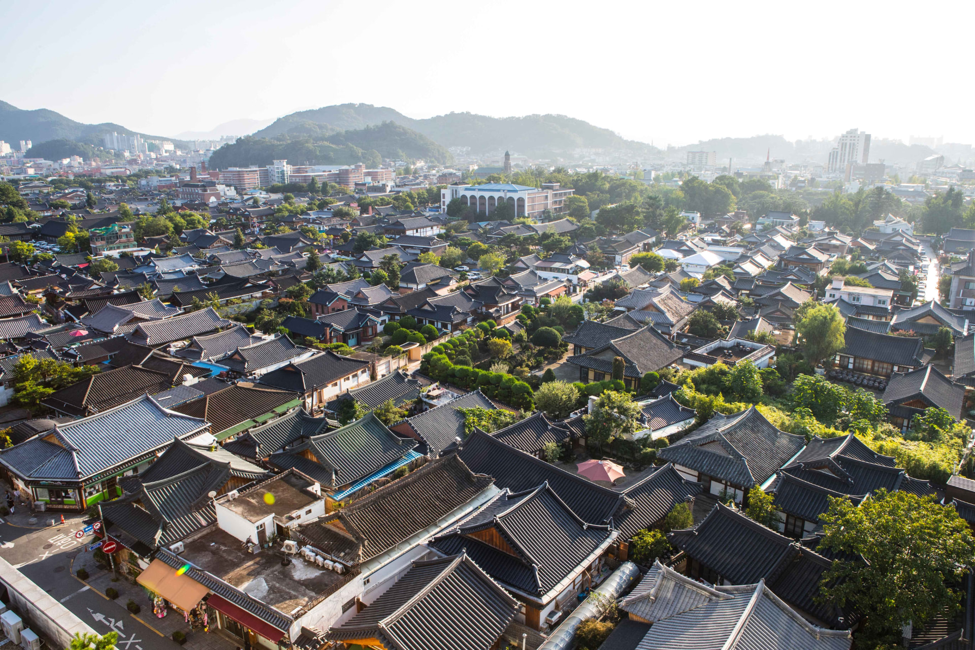 晨间俯瞰全州韩屋村连绵瓦顶