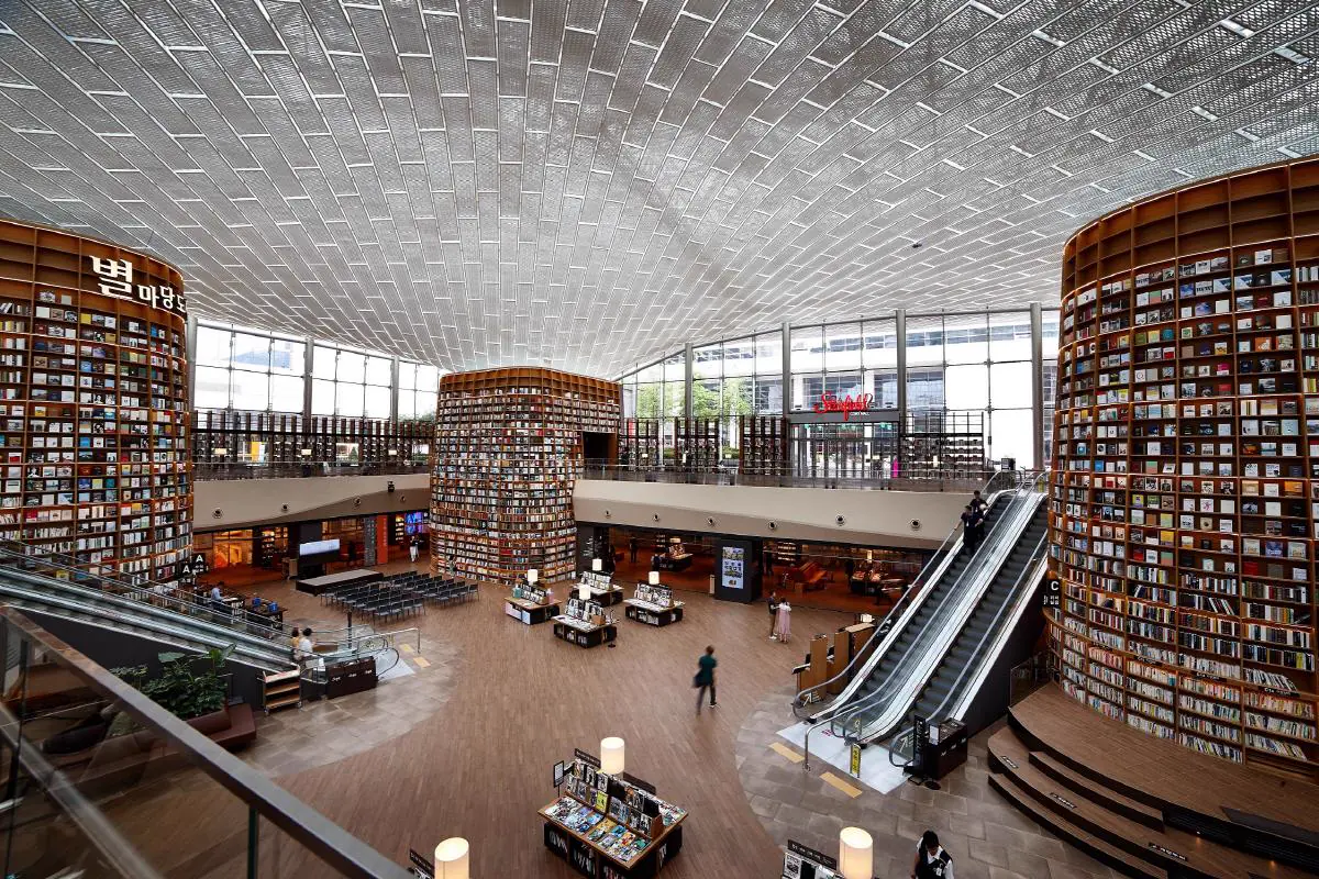 Towering curved bookshelves, escalators and the high atrium of Starfield Library at COEX in Gangnam