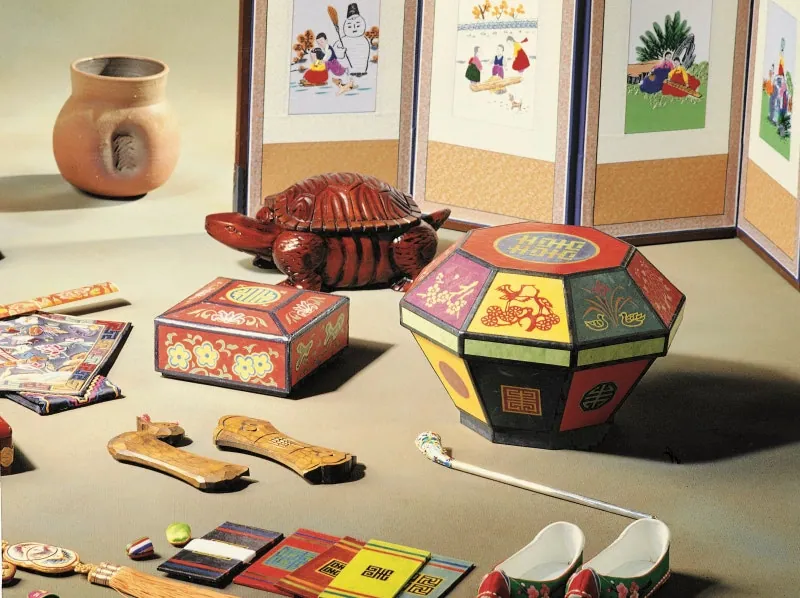 Traditional Korean lacquerware, folk paintings and craft objects displayed in Insadong