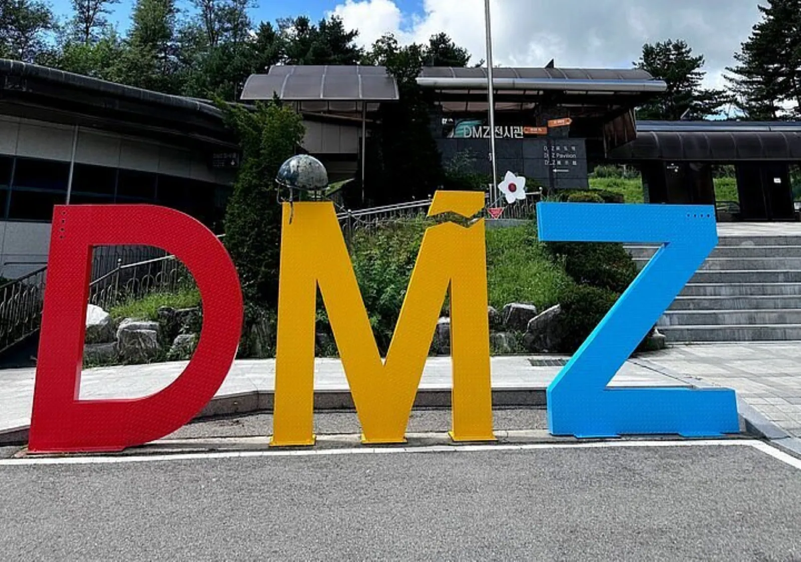 Bunte DMZ-Buchstaben vor der DMZ-Ausstellungshalle in Paju