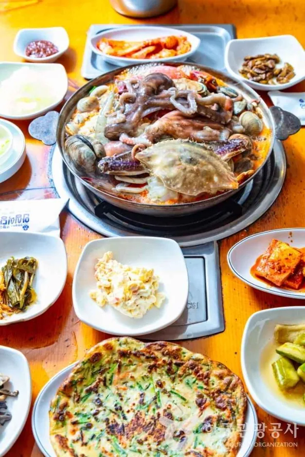 Pikanter Meeresfrüchtetopf nach Paju-Art mit koreanischen Pfannkuchen und Beilagen