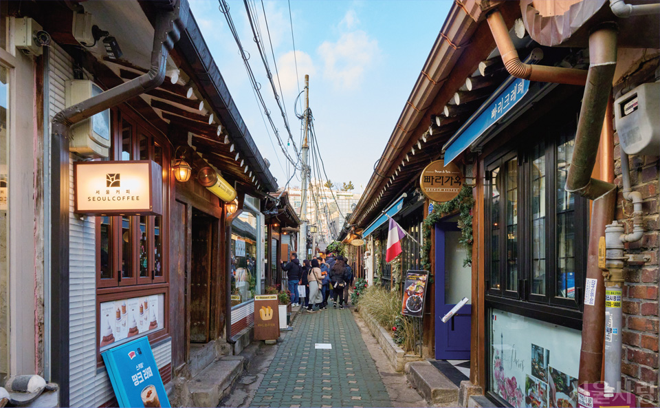 Narrow Ikseondong hanok lane lined with small cafes and restaurants